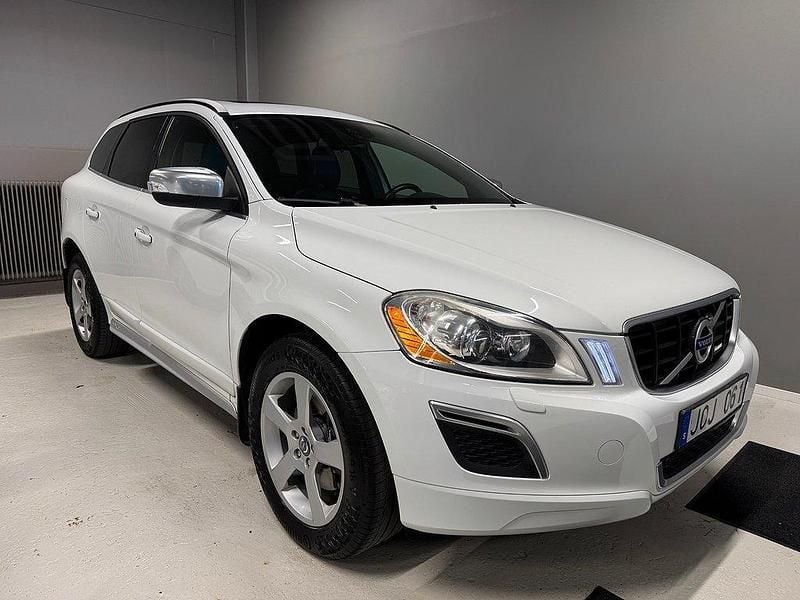 Vit Begagnad 2012 Volvo XC60 R-Design SUV | 149 900 kr (Marknadspris) - Bild 1/4