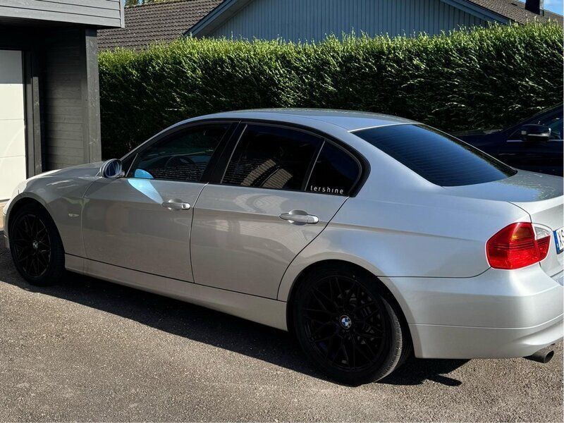 Grå Begagnad 2006 BMW 318 Advantage Sedan | 49 000 kr (Marknadspris) - Bild 1/4