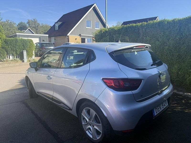 Silver Begagnad 2013 Renault Clio IV Halvkombi | 63 000 kr (Marknadspris) - Bild 1/4