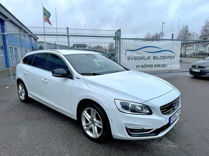 Vit Begagnad 2013 Volvo V60 Summum Kombi | 144 500 kr (Marknadspris) - Bild 1/4