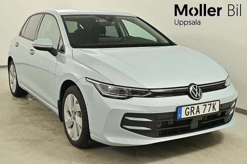 Crystal ice blue metallic Begagnad 2025 VW Golf VIII Edition Halvkombi | 319 900 kr (Marknadspris) - Bild 1/4