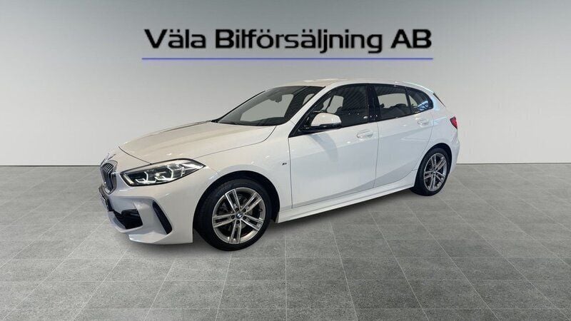 Vit Begagnad 2020 BMW 118 M Sport Halvkombi | 214 900 kr (Marknadspris) - Bild 1/4