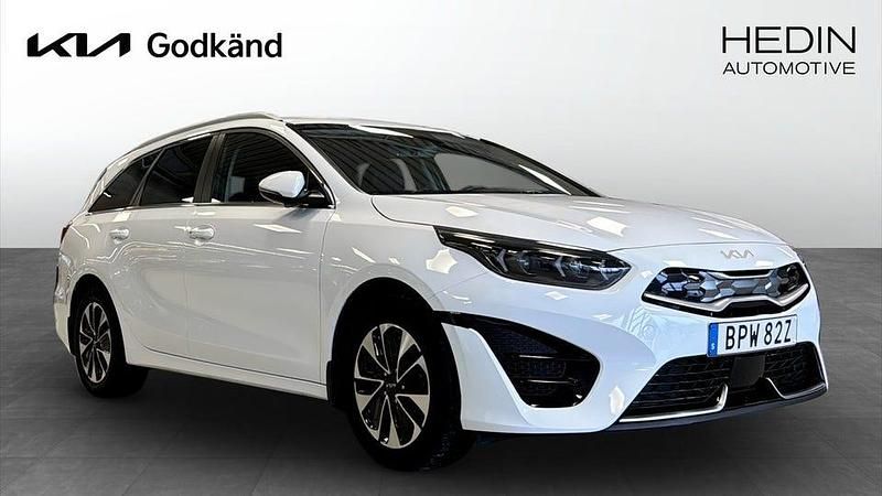 Begagnad Kia Ceed Advance 141 HK (103 kW) 2023 Vit Halvkombi
