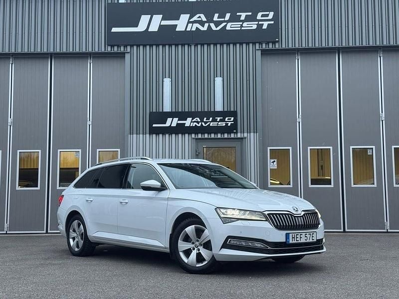 Vit Begagnad 2022 Skoda Superb Style Kombi | 229 900 kr (Marknadspris) - Bild 1/4