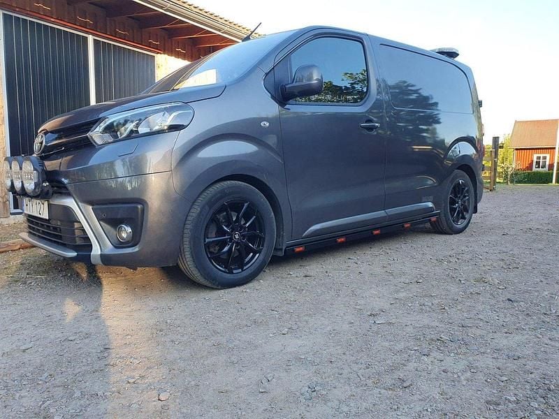 Grå Begagnad 2017 Toyota Proace Van | 95 000 kr - Bild 1/3