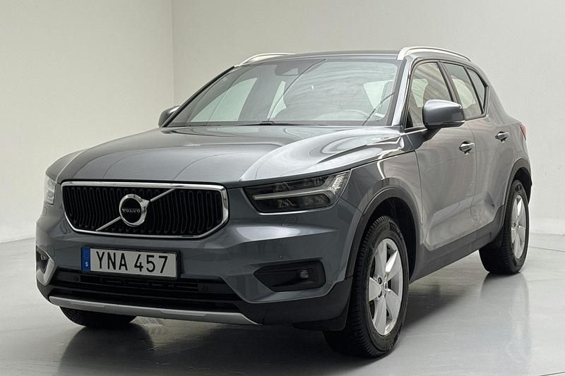 Grå Begagnad 2019 Volvo XC40 Momentum SUV | 349 500 kr (Marknadspris) - Bild 1/4