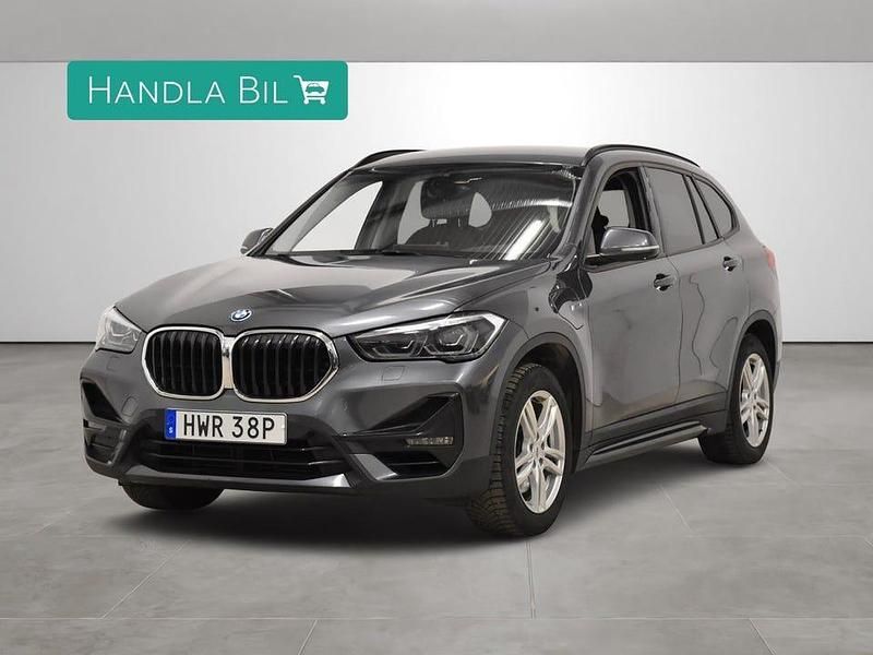 Grå Begagnad 2022 BMW X1 Sport Line SUV | 279 900 kr - Bild 1/4