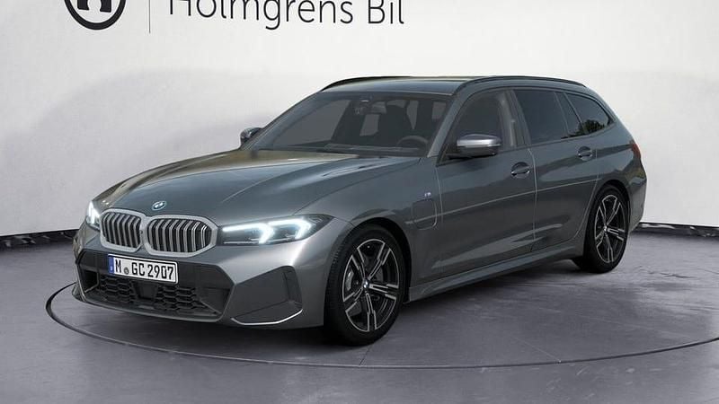 Skyscraper grey metallic Begagnad 2025 BMW 330 M Sport Kombi | 549 800 kr - Bild 1/4