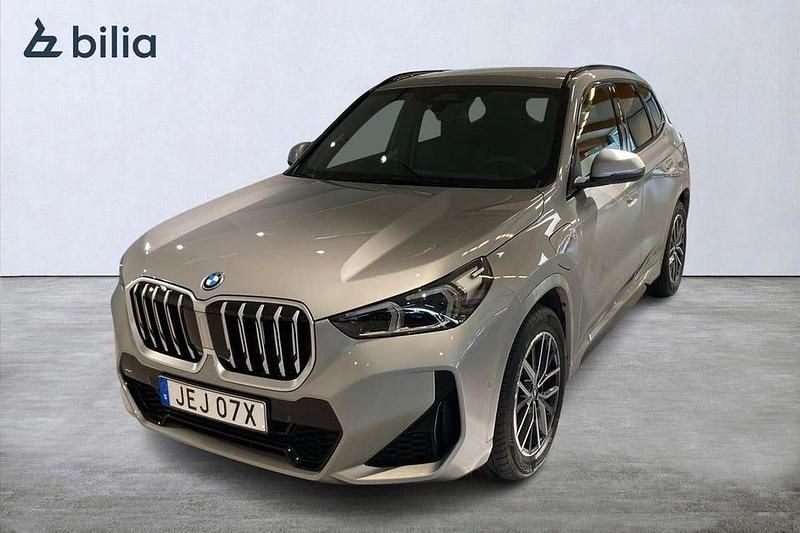 Grå Begagnad 2025 BMW X1 M Sport SUV | 508 000 kr (Marknadspris) - Bild 1/4