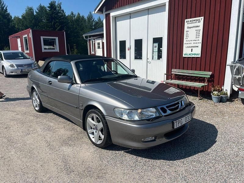Ljusgrå (grå) Begagnad 2003 Saab 9-3 Cabriolet Aero Cab | 128 000 kr (Marknadspris) - Bild 1/4