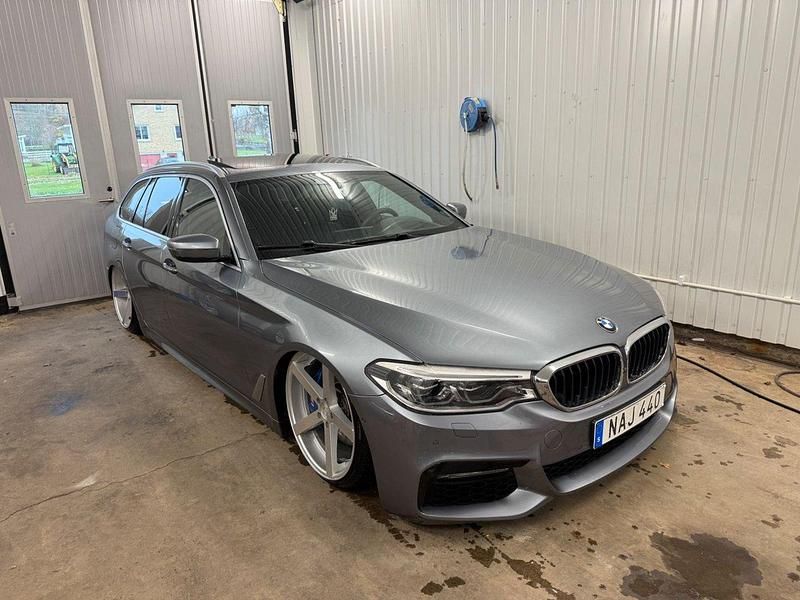 Blå Begagnad 2017 BMW 530 M Sport Kombi | 320 000 kr (Lite dyr) - Bild 1/4