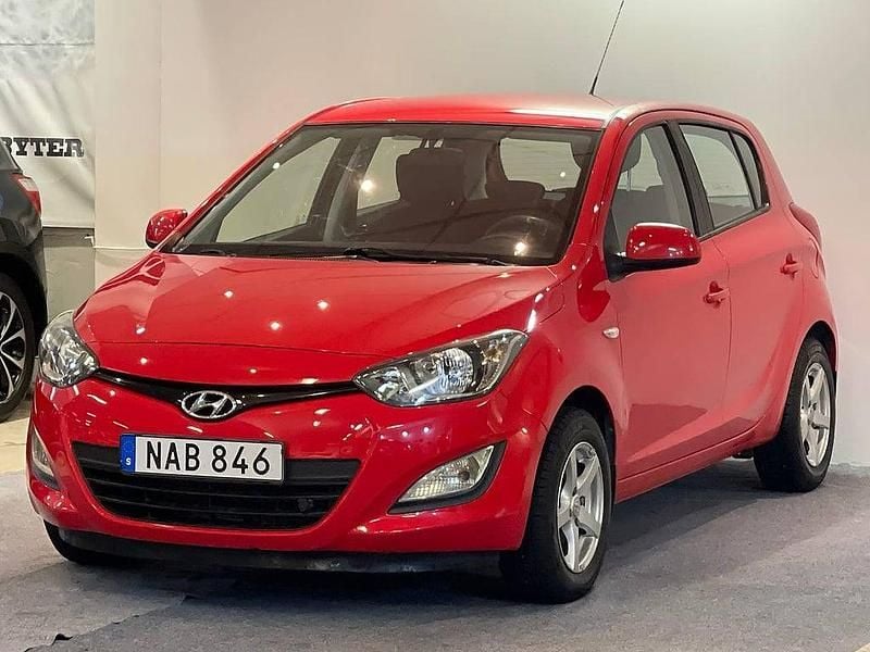Röd Begagnad 2012 Hyundai i20 Select Halvkombi | 59 900 kr (Marknadspris) - Bild 1/4
