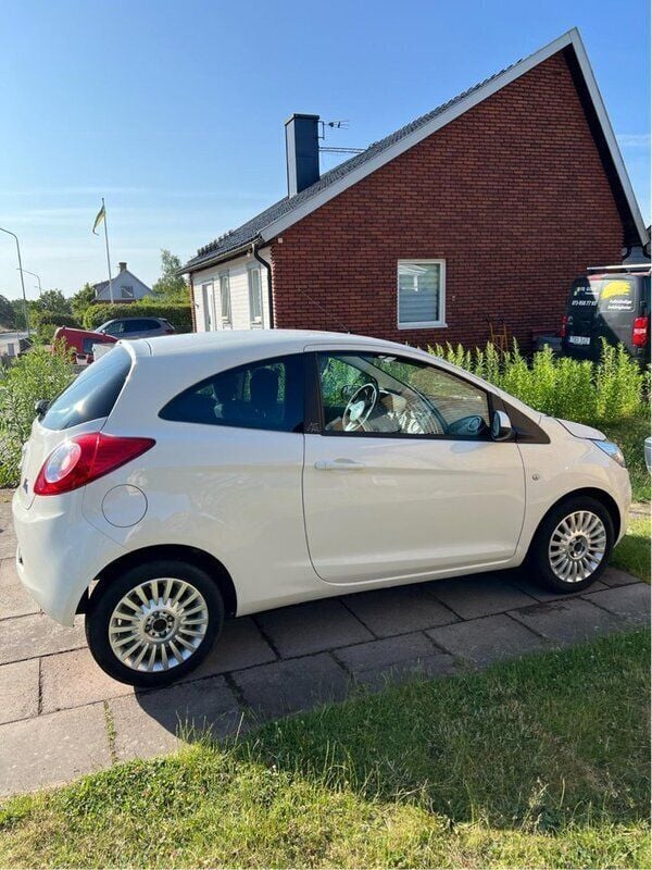 Vit Begagnad 2012 Ford Ka Titanium Halvkombi | 32 000 kr (Marknadspris) - Bild 1/4