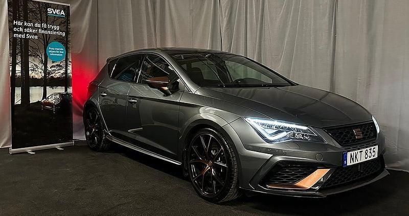 Grå Begagnad 2017 Seat Leon CUPRA Halvkombi | 319 900 kr - Bild 1/4