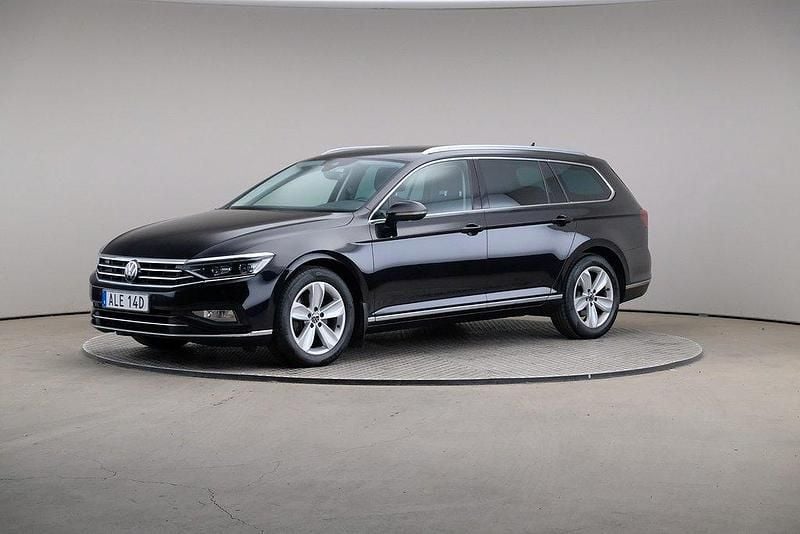 Svart (deep black pearl (pearl)) Begagnad 2022 VW Passat Executive Kombi | 259 000 kr (Superpris) - Bild 1/4