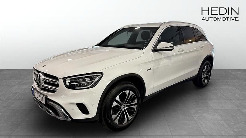 Vit Begagnad 2021 Mercedes GLC300e | 319 900 kr - Bild 1/4