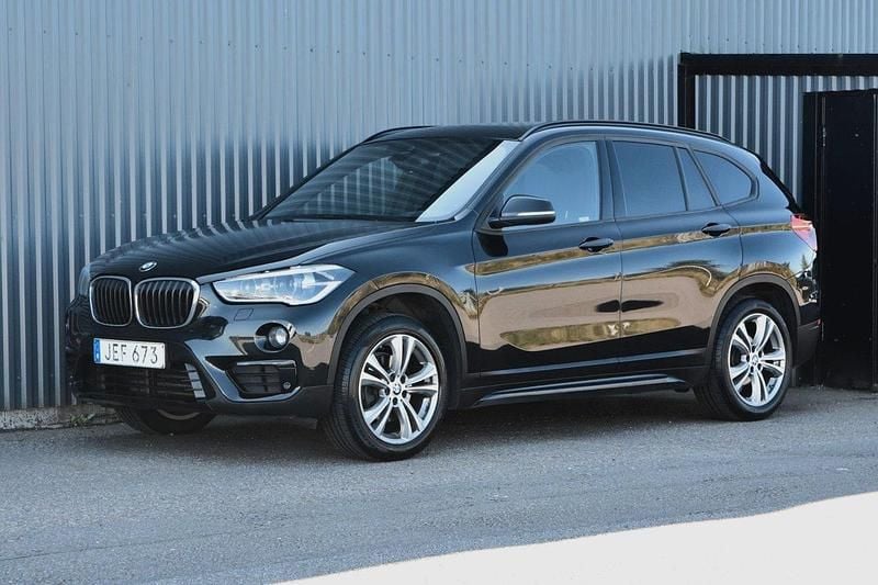 Svart Begagnad 2018 BMW X1 Comfort Edition SUV | 149 900 kr (Marknadspris) - Bild 1/4