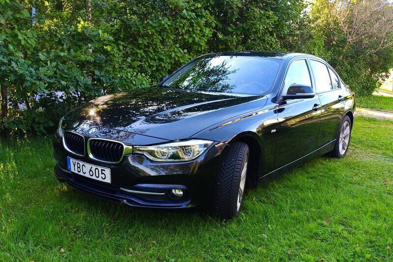 Svart Begagnad 2016 BMW 320 Sport Line Sedan | 173 000 kr (Superpris) - Bild 1/4