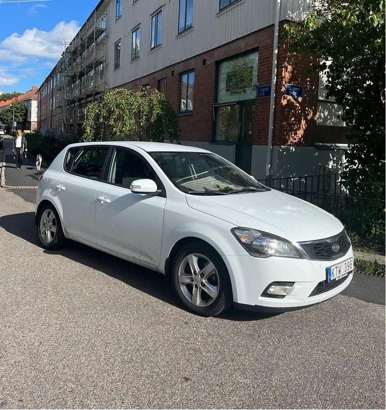 Vit Begagnad 2010 Kia Ceed 4 Halvkombi | 29 000 kr (Marknadspris) - Bild 1/4