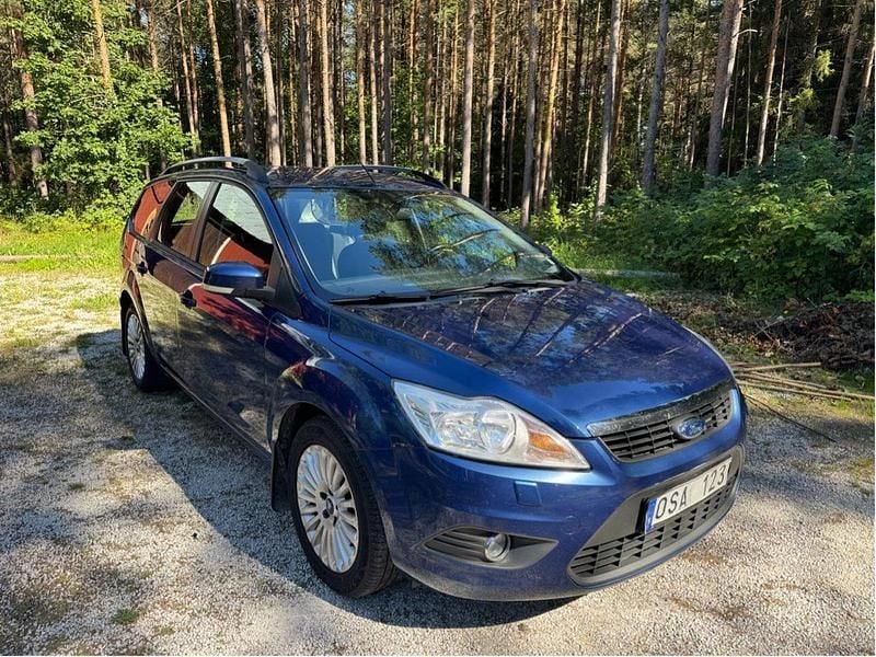 Blå Begagnad 2010 Ford Focus Kombi | 29 000 kr (Marknadspris) - Bild 1/4