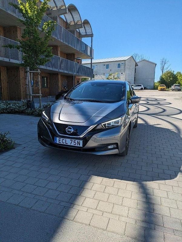 Grå Begagnad 2022 Nissan Leaf N-Connecta Halvkombi | 199 000 kr (Bra pris) - Bild 1/4