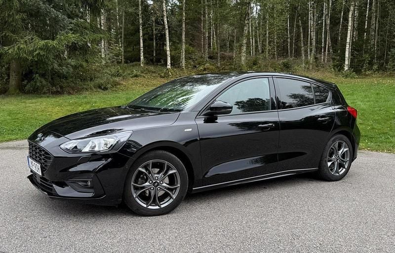 Svart Begagnad 2019 Ford Focus ST-Line Halvkombi | 155 000 kr (Marknadspris) - Bild 1/4