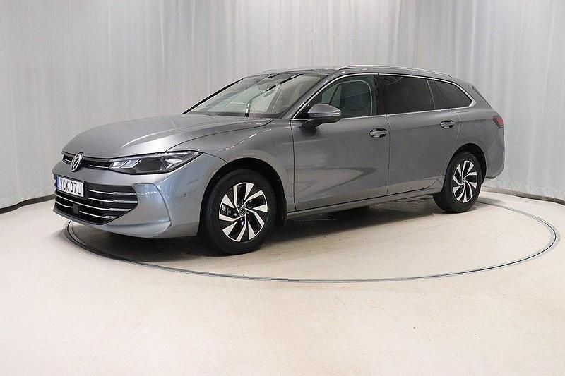 Mörkgrå Begagnad 2024 VW Passat Business Kombi | 369 900 kr (Dyr) - Bild 1/4