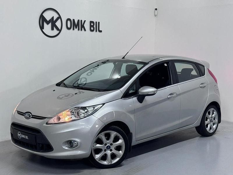 Grå Begagnad 2012 Ford Fiesta Titanium Halvkombi | 59 900 kr (Marknadspris) - Bild 1/4