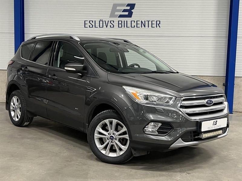 Grå Begagnad 2017 Ford Kuga Titanium SUV | 129 990 kr (Marknadspris) - Bild 1/4