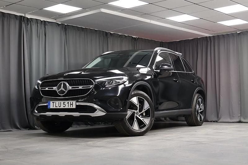 Svart Begagnad 2023 Mercedes GLC300e Advanced SUV | 539 000 kr (Superpris) - Bild 1/4
