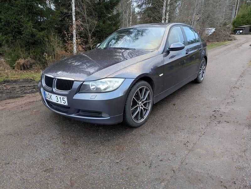 Begagnad BMW 318 129 HK (94 kW) 2007 Sedan