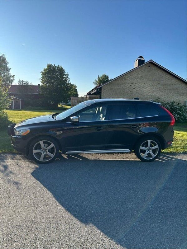 Svart Begagnad 2013 Volvo XC60 R-Design SUV | 179 000 kr (Marknadspris) - Bild 1/4