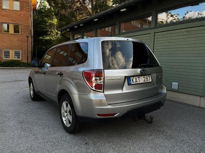 Silver Begagnad 2010 Subaru Forester SUV | 59 900 kr (Marknadspris) - Bild 1/4