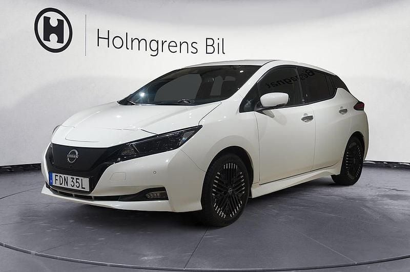 Vit Begagnad 2023 Nissan Leaf N-Connecta Halvkombi | 208 800 kr (Marknadspris) - Bild 1/4