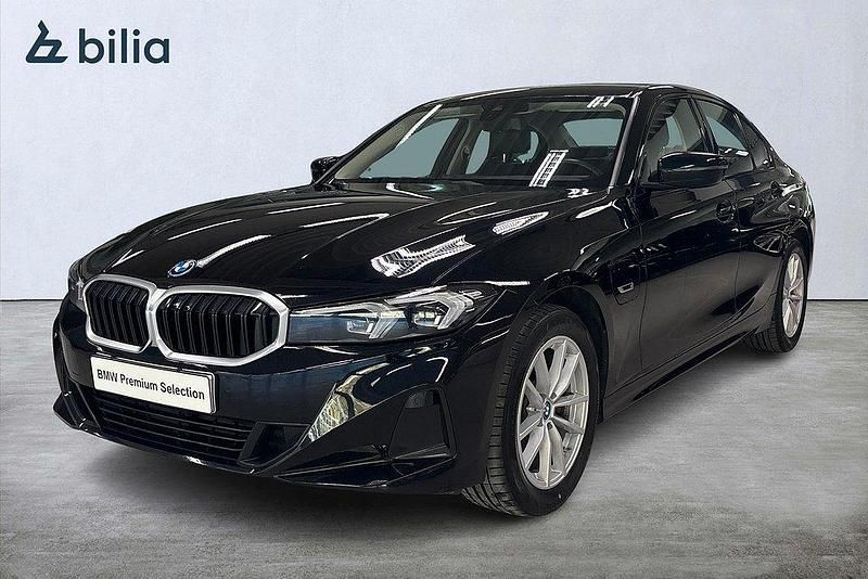 Svart Begagnad 2022 BMW 330e Sedan | 349 900 kr (Marknadspris) - Bild 1/4