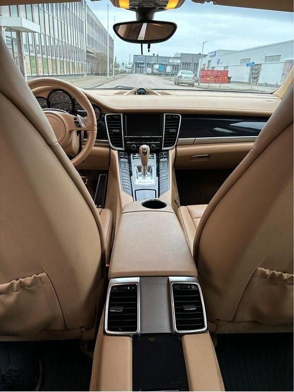 Grå Begagnad 2012 Porsche Panamera 4 Sport Sedan | 259 000 kr (Marknadspris) - Bild 1/4