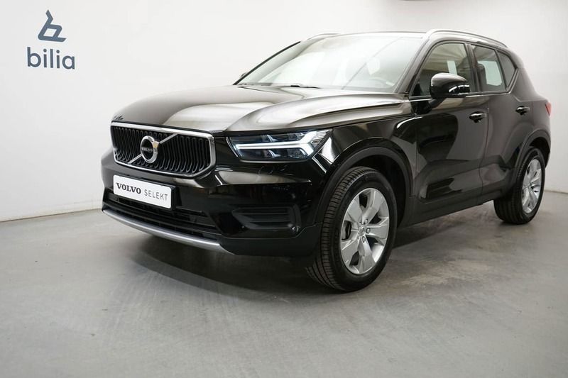 Svart Begagnad 2022 Volvo XC40 Momentum SUV | 299 900 kr (Superpris) - Bild 1/3