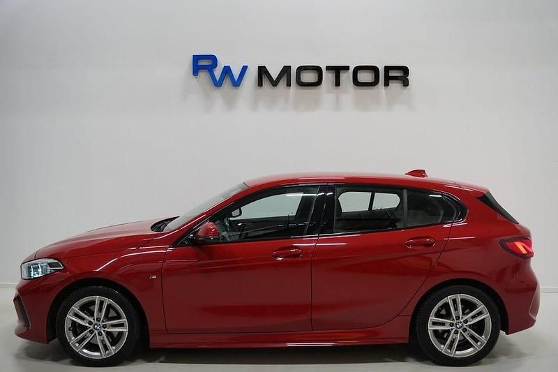 Begagnad BMW 118 M Sport 136 HK (100 kW) 2021 Röd Halvkombi