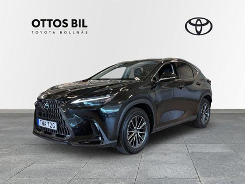 Svart Begagnad 2024 Lexus NX450h+ Executive Line SUV | 639 900 kr (Marknadspris) - Bild 1/4
