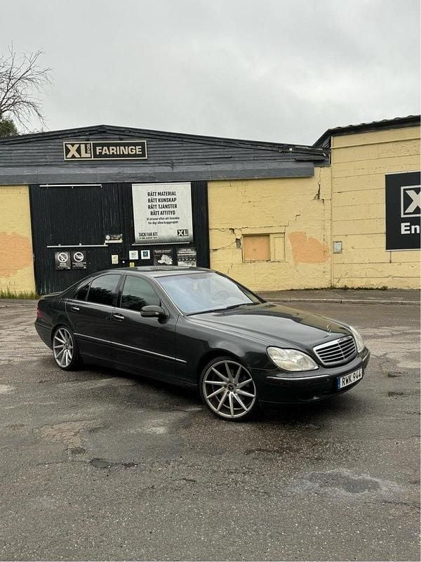 Grå Begagnad 2001 Mercedes S500 Sedan | 70 000 kr - Bild 1/4