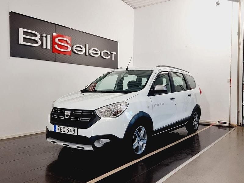 Vit Begagnad 2017 Dacia Lodgy Stepway Minibuss | 139 900 kr - Bild 1/4