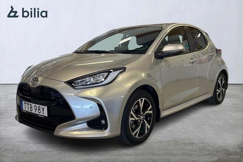 Silver Begagnad 2024 Toyota Yaris Hybrid Active Halvkombi | 254 900 kr (Marknadspris) - Bild 1/3