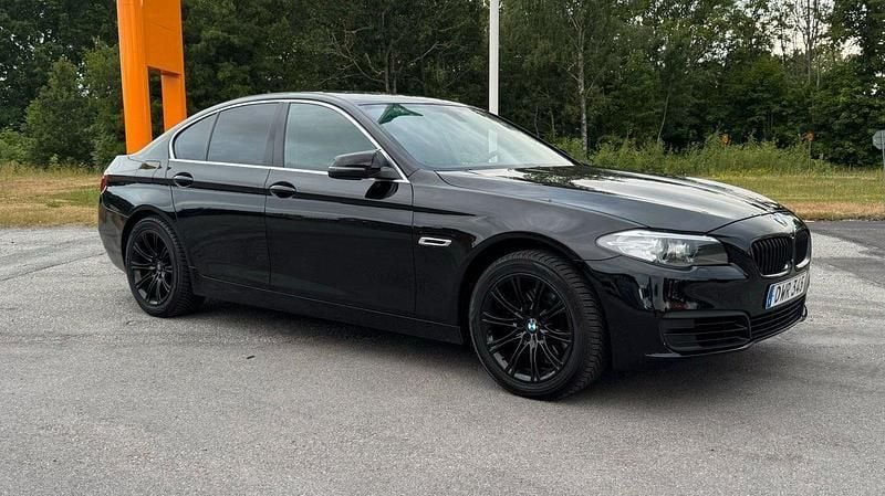 Svart Begagnad 2014 BMW 520 Sedan | 149 800 kr (Marknadspris) - Bild 1/4