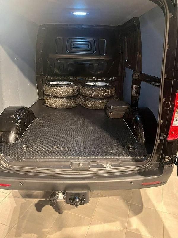 Begagnad Maxus eDeliver 3 88 kW (120 HK) 2023 Svart Van