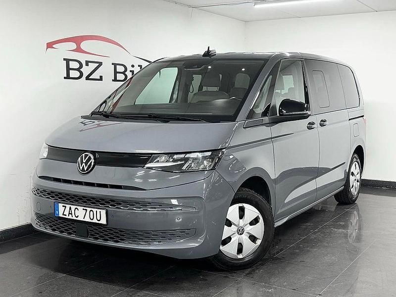 Grå Begagnad 2023 VW Multivan Van | 429 900 kr (Marknadspris) - Bild 1/4