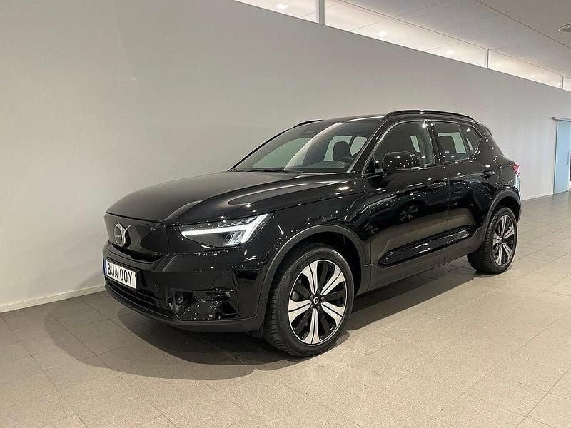 Svart Begagnad 2022 Volvo XC40 Plus SUV | 344 500 kr - Bild 1/4