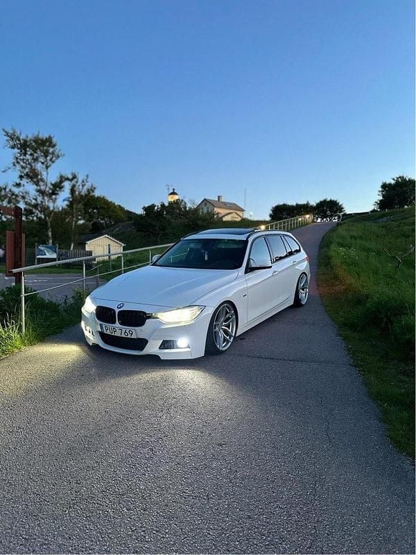Vit Begagnad 2015 BMW 330 Kombi | 159 500 kr (Superpris) - Bild 1/4