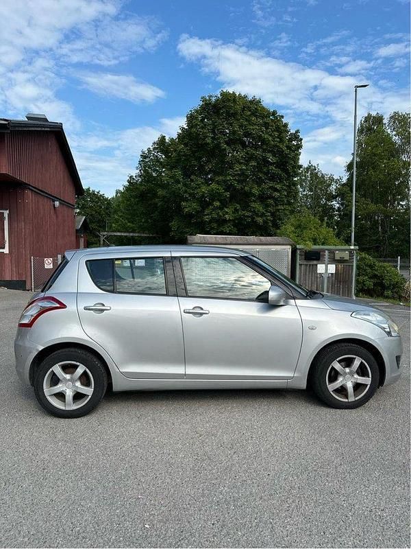 Grå Begagnad 2011 Suzuki Swift Halvkombi | 57 000 kr (Marknadspris) - Bild 1/4
