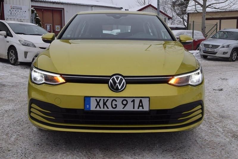 Begagnad VW Golf VIII 110 HK (80 kW) 2020 Gul Halvkombi
