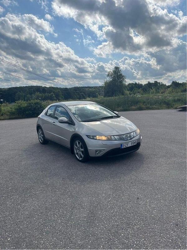 Silver Begagnad 2007 Honda Civic Halvkombi | 45 000 kr (Marknadspris) - Bild 1/4